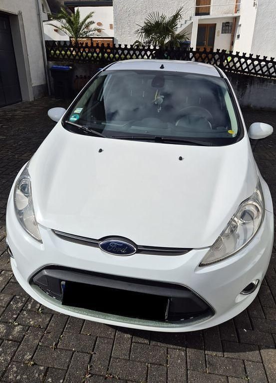 Gebraucht Ford Fiesta Trend 82 PS (60 kW) 2012 Weiß Kleinwagen