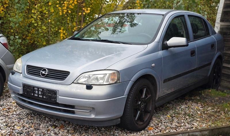 Silber Gebraucht 2002 Opel Astra Selection Limousine | 2.290 € (Etwas zu teuer) - Bild 1/4