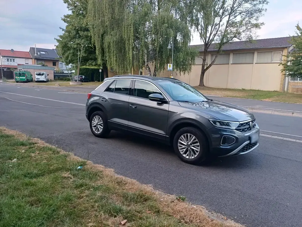 Gebraucht VW T-Roc 110 PS (80 kW) 2023 Grau SUV