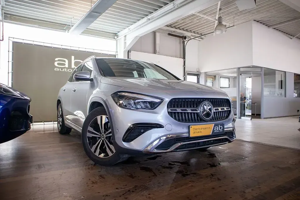 Gebraucht Mercedes GLA180 136 PS (100 kW) 2025 Silber SUV