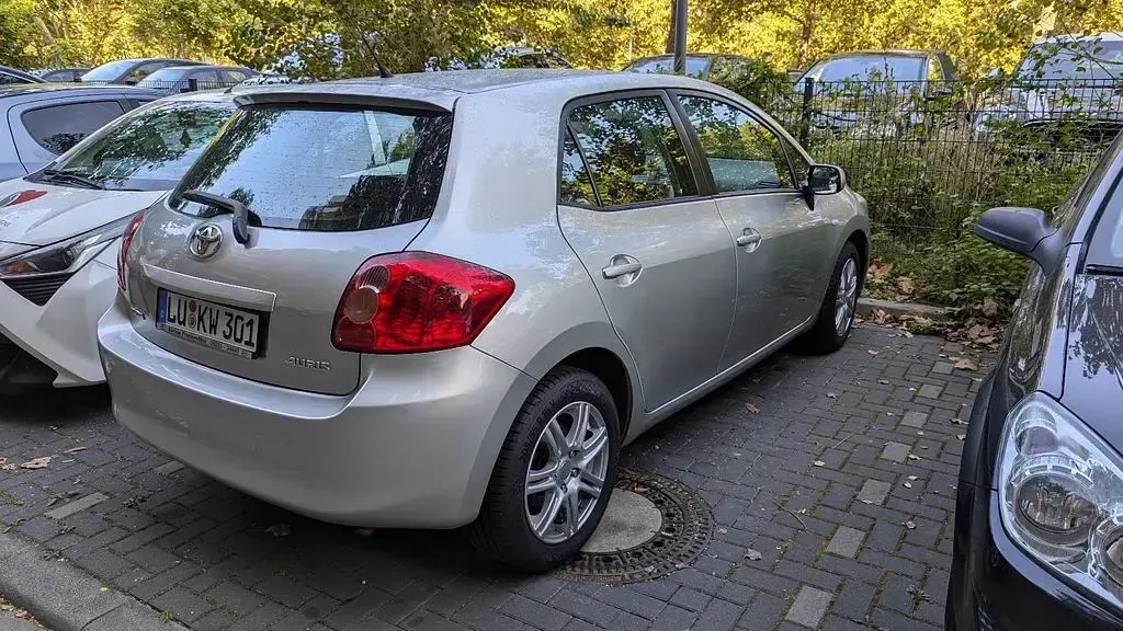 Gebraucht Toyota Auris 97 PS (71 kW) 2009 Silber Kleinwagen