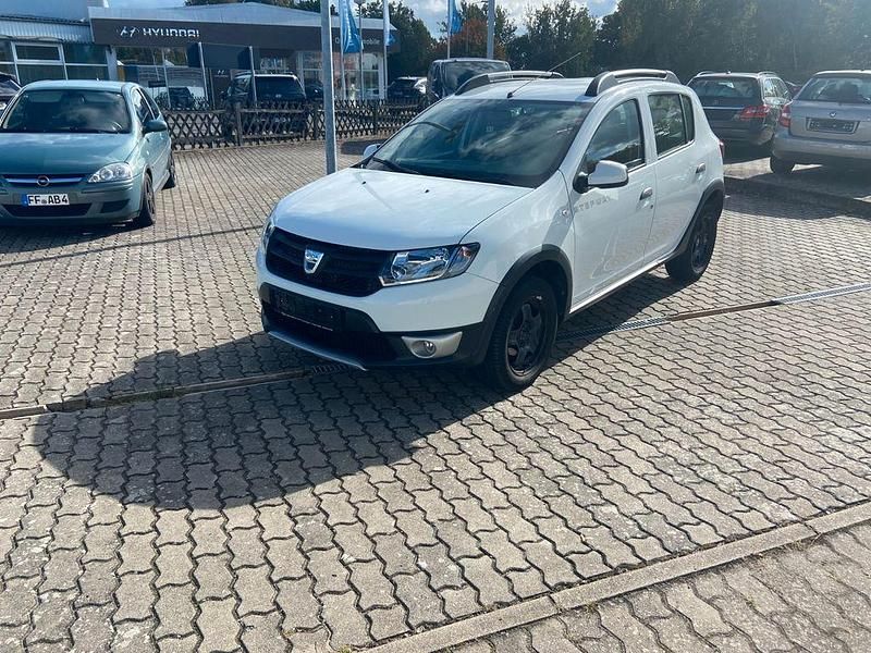 Weiß Gebraucht 2015 Dacia Sandero Stepway Ambiance Kleinwagen | 6.800 € (Fairer Preis) - Bild 1/4