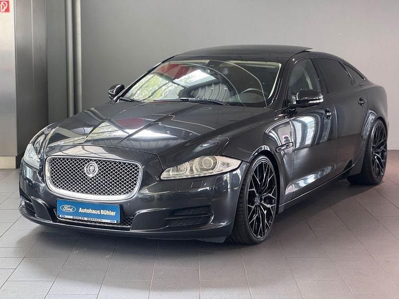 Grau Gebraucht 2010 Jaguar XJ Limousine | 16.190 € - Bild 1/4