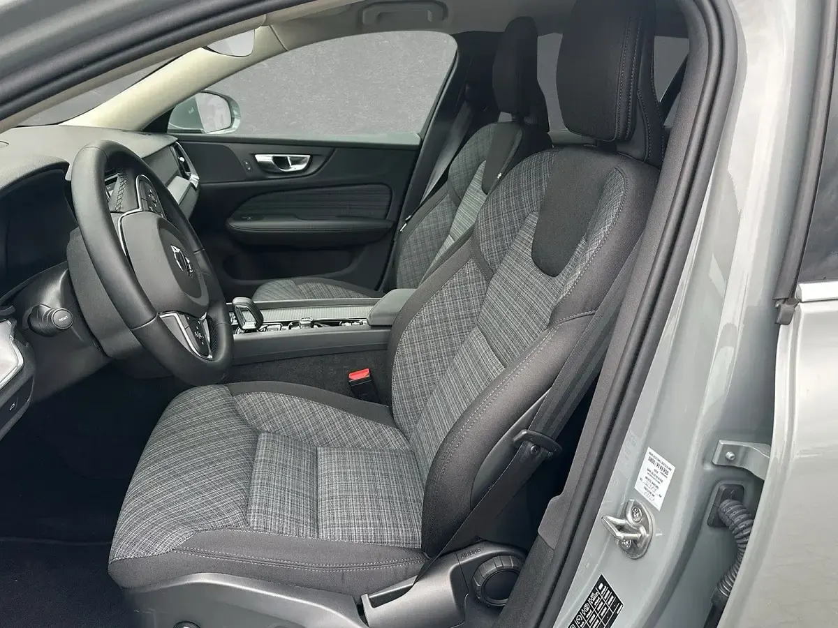 Gebraucht Volvo V60 Core 197 PS (144 kW) 2025 Vapour grey Kombi