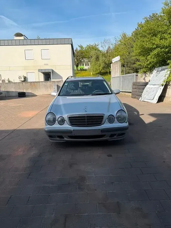 Second-hand Mercedes E200 Elegance 163 CP (119 kW) 2001 Argintiu Berlinǎ