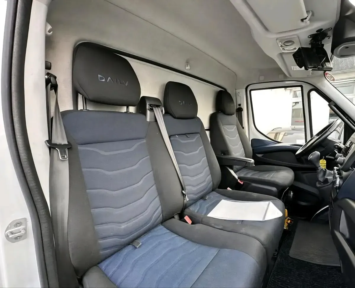 Gebraucht Iveco Daily 180 PS (132 kW) 2018 Weiß Van / Kleinbus
