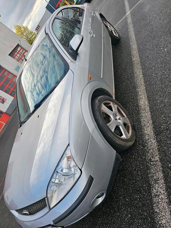 Gebraucht Ford Mondeo 125 PS (91 kW) 2002 Silber Limousine