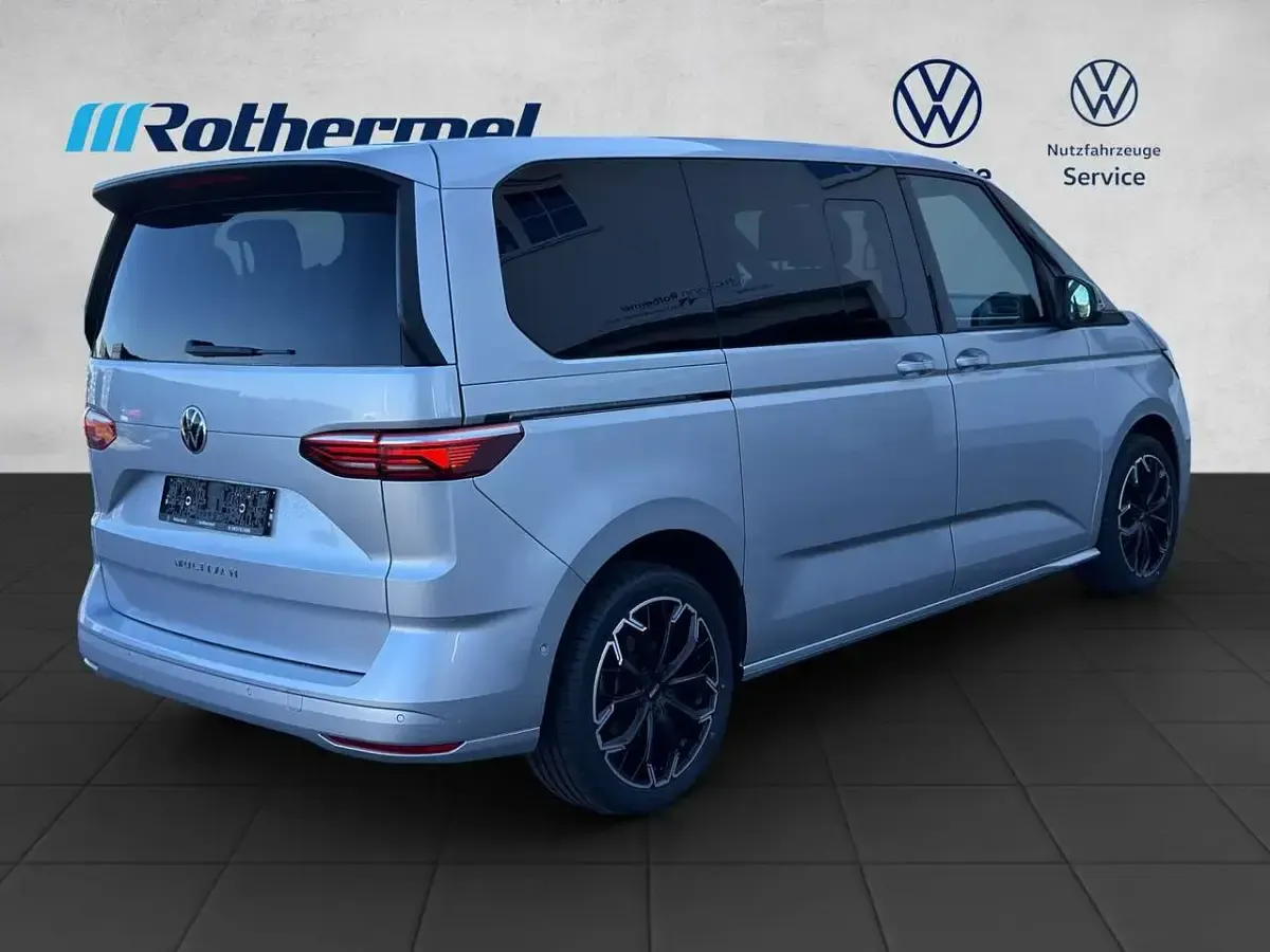 Gebraucht VW Multivan Life 150 PS (110 kW) 2023 Reflexsilber Van / Kleinbus