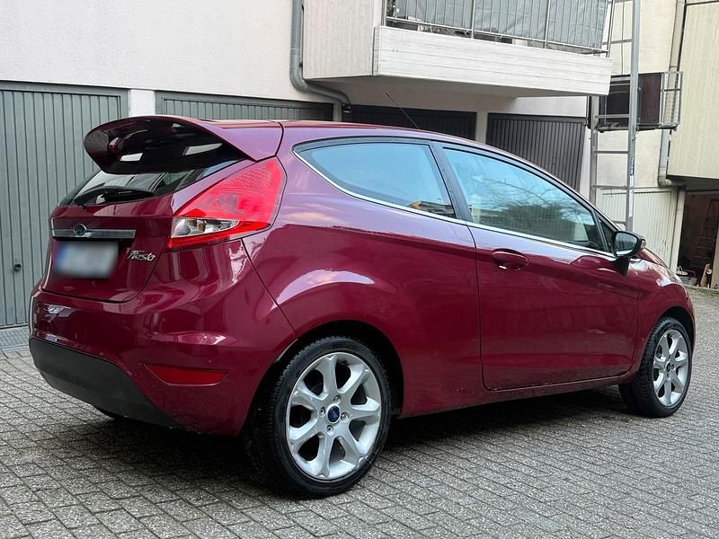 Gebraucht Ford Fiesta Titanium 96 PS (70 kW) 2009 Rot Kleinwagen