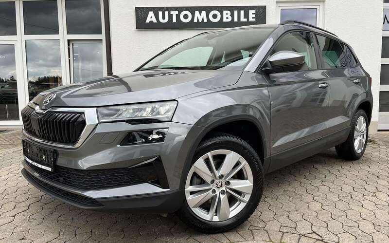 Graphitegrau metallic Gebraucht 2024 Skoda Karoq Selection SUV | 30.479 € (Guter Preis) - Bild 1/4