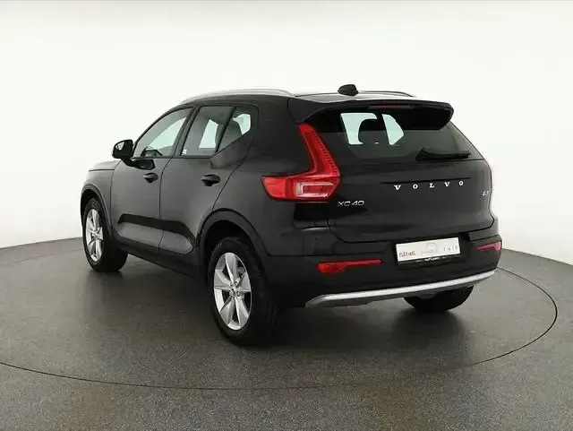 Neu Volvo XC40 163 PS (119 kW) 2025 Onyxschwarzmet. SUV