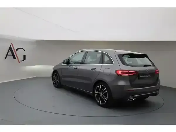 Gebraucht Mercedes B220 190 PS (139 kW) 2020 Mountaingrau metallic Kleinwagen