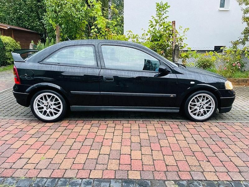Schwarz Gebraucht 2001 Opel Astra OPC Limousine | 9.950 € - Bild 1/4