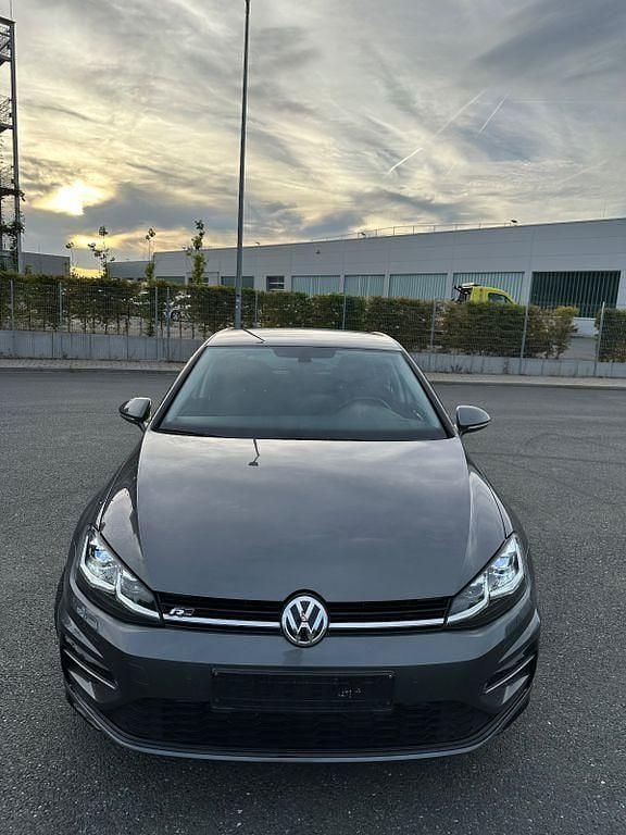 Grau Gebraucht 2019 VW Golf VII Highline Limousine | 18.999 € (Fairer Preis) - Bild 1/4