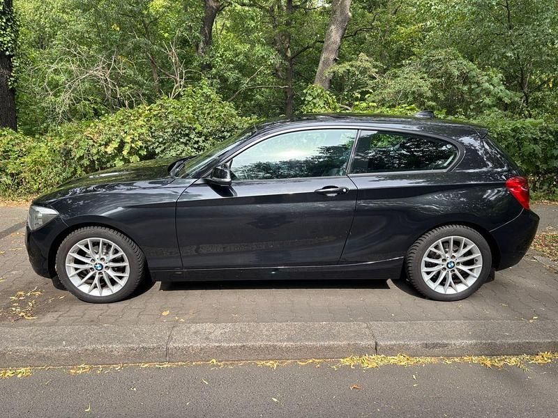 Schwarz Gebraucht 2013 BMW 118 Kleinwagen | 7.900 € (Fairer Preis) - Bild 1/4