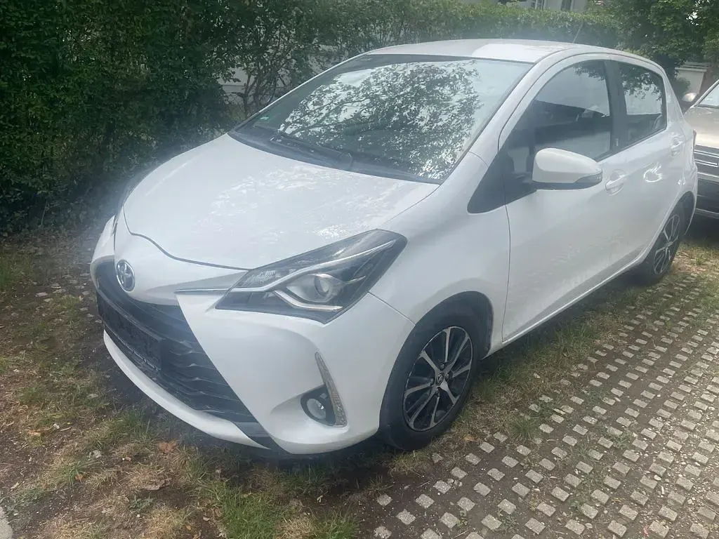 Gebraucht Toyota Yaris Team 111 PS (81 kW) 2018 Weiß Limousine