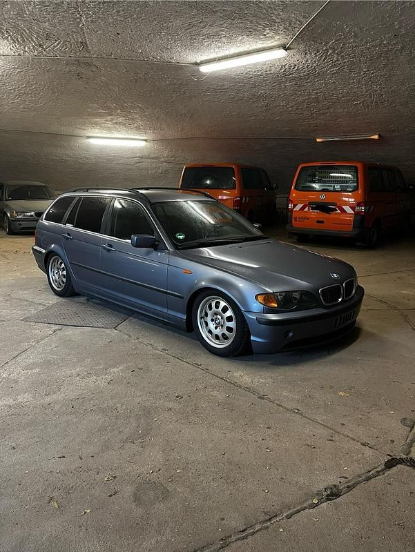 Blau Gebraucht 2003 BMW 320 Kombi | 1.950 € (Guter Preis) - Bild 1/4