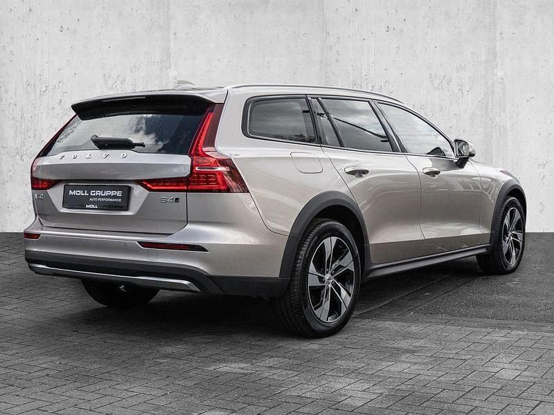 Gebraucht Volvo V60 CC Plus 197 PS (144 kW) 2023 Bright dusk / metallic Kombi