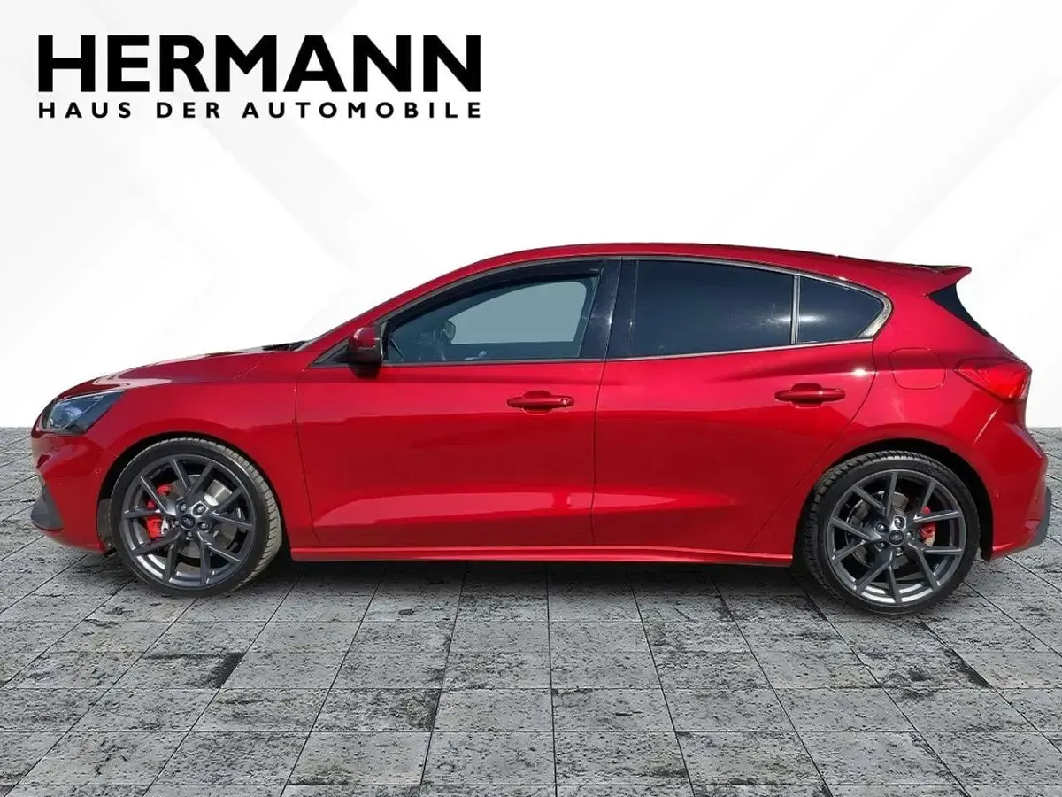 Używany Ford Focus 280 KM (205 kW) 2022 Czerwony Sedan/Limuzyna