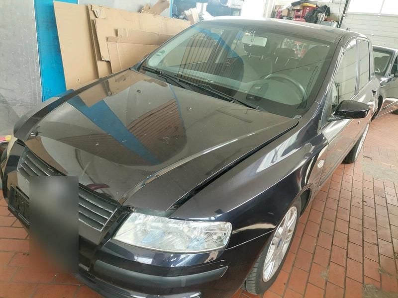 Violet Gebraucht 2003 Fiat Stilo Limousine | 699 € (Fairer Preis) - Bild 1/4