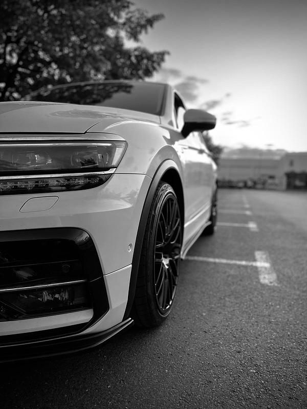 Weiß Gebraucht 2017 VW Tiguan R-line SUV | 22.150 € (Etwas zu teuer) - Bild 1/4