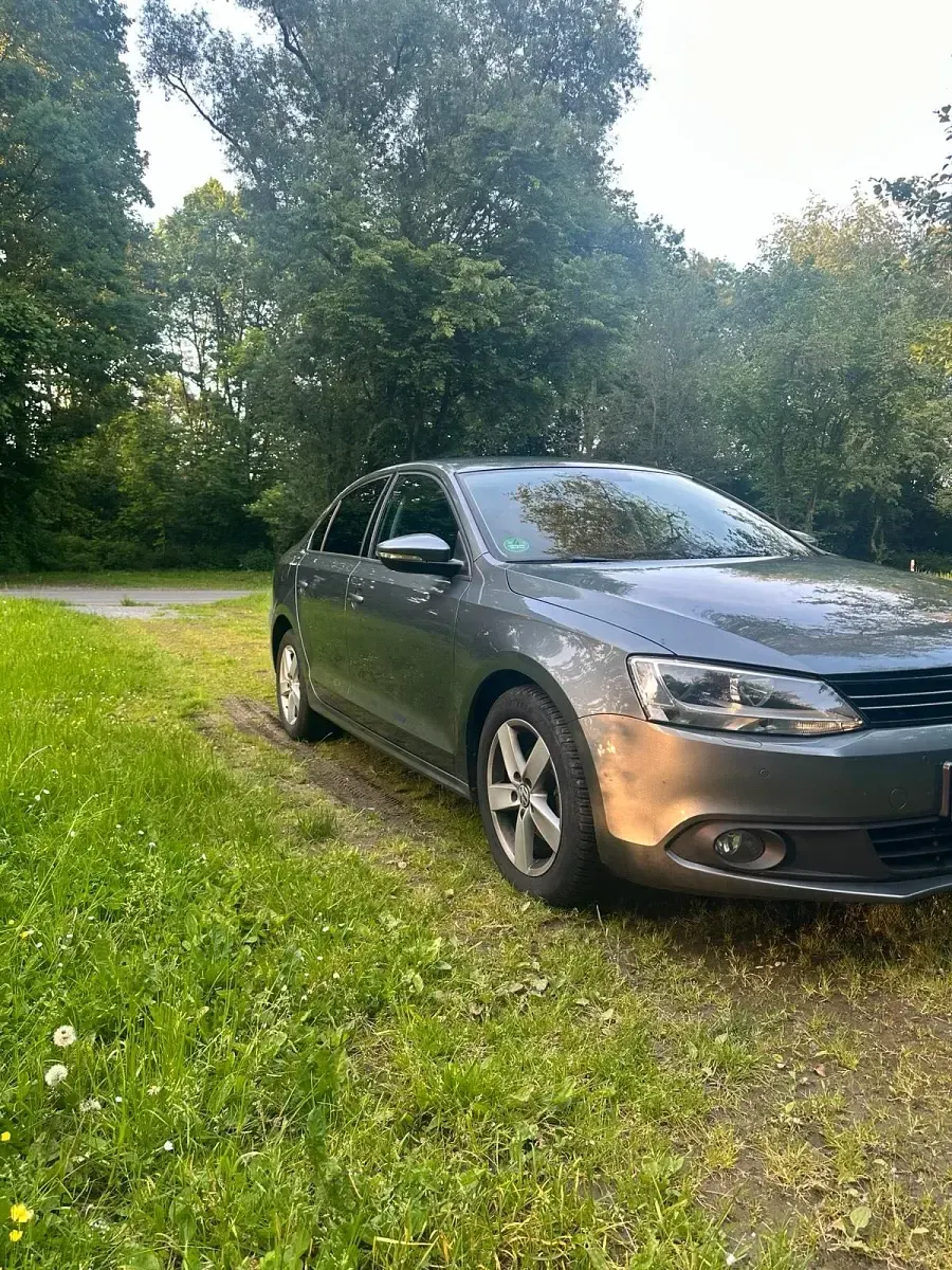 Używany VW Jetta 105 KM (77 kW) 2011 Szary Sedan/Limuzyna