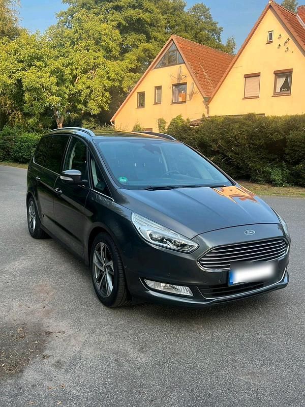 Grau Gebraucht 2015 Ford Galaxy Van / Kleinbus | 15.990 € (Guter Preis) - Bild 1/4