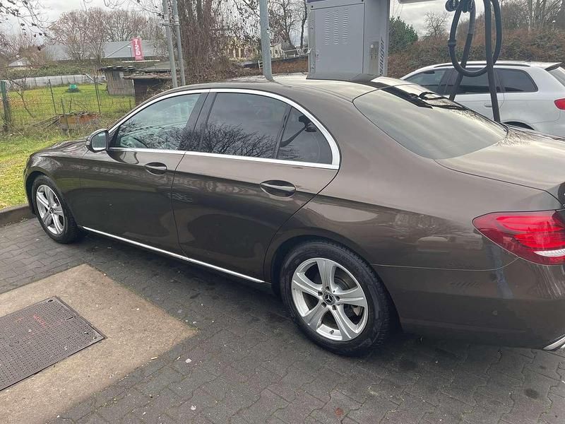 Gebraucht Mercedes E220 194 PS (142 kW) 2017 Braun Limousine