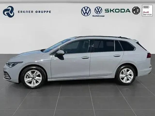 Gebraucht VW Golf VIII Life 110 PS (80 kW) 2023 Mondsteingrau Kombi