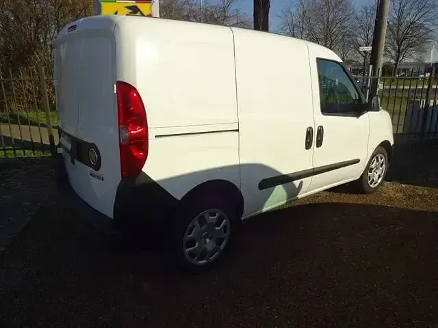 Gebraucht Fiat Doblò 101 PS (74 kW) 2022 Weiß (weiß) Van / Kleinbus