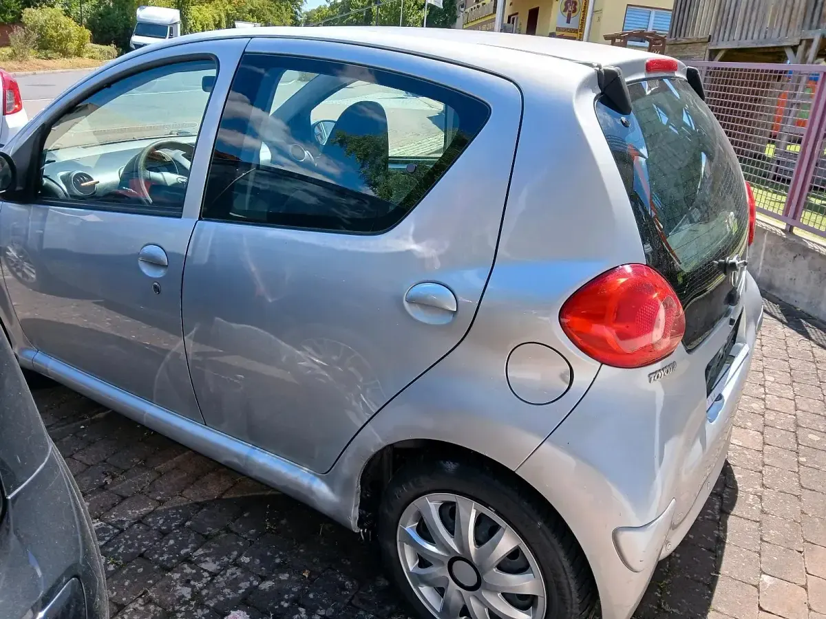 Gebraucht Toyota Aygo 69 PS (50 kW) 2007 Silber Kleinwagen