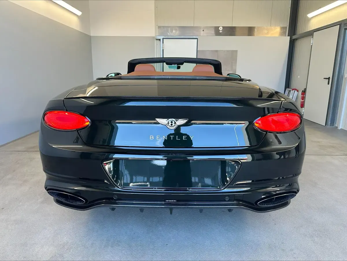 Gebraucht Bentley Continental 659 PS (484 kW) 2024 Midnight emerald / verdeck schwarz Coupé