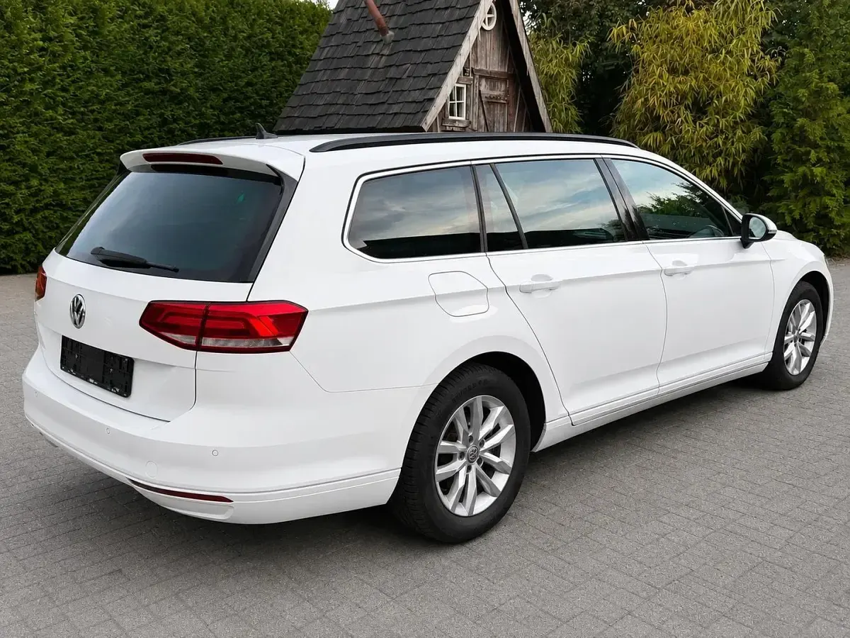 Gebraucht VW Passat 150 PS (110 kW) 2018 Weiß Kombi