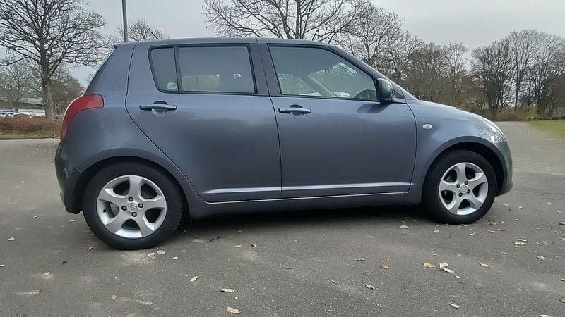 Silber Gebraucht 2006 Suzuki Swift Club Limousine | 2.500 € (Teuer) - Bild 1/4
