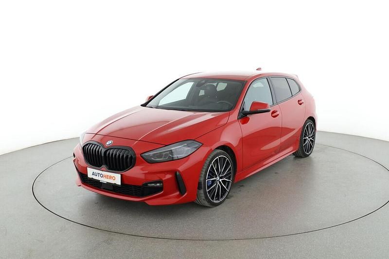 Rot Gebraucht 2021 BMW 118 M Sport Kleinwagen | 21.750 € (Fairer Preis) - Bild 1/3