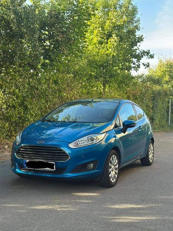 Blau Gebraucht 2014 Ford Fiesta Titanium Kleinwagen | 4.490 € (Fairer Preis) - Bild 1/4