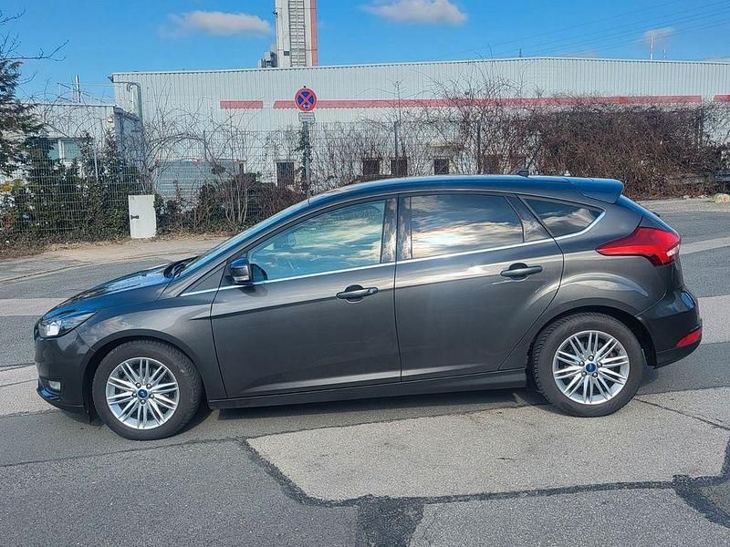 Gebraucht Ford Focus Cool & Connect 101 PS (74 kW) 2018 Grau Limousine