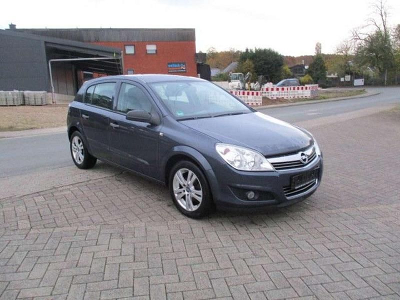 Grau Gebraucht 2009 Opel Astra Innovation Limousine | 2.800 € (Fairer Preis) - Bild 1/4