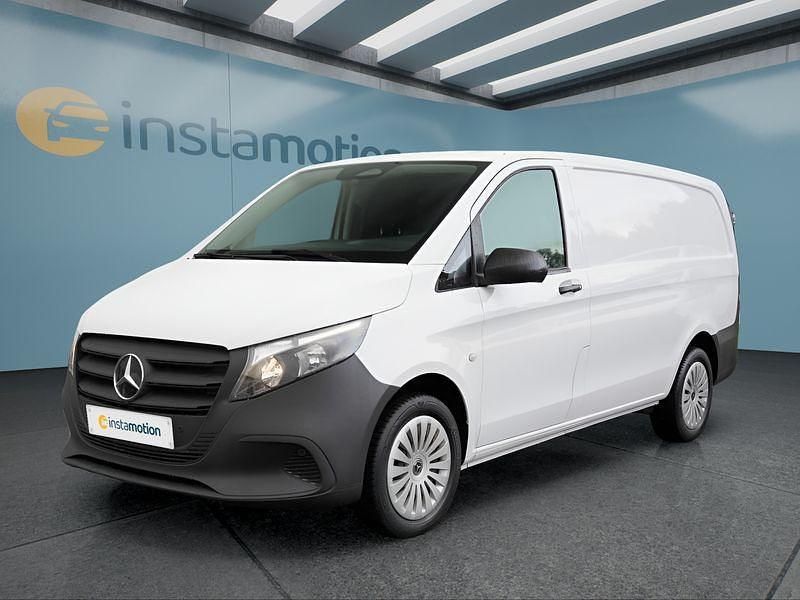 Weiß Gebraucht 2024 Mercedes Vito Van / Kleinbus | 32.849 € (Fairer Preis) - Bild 1/4