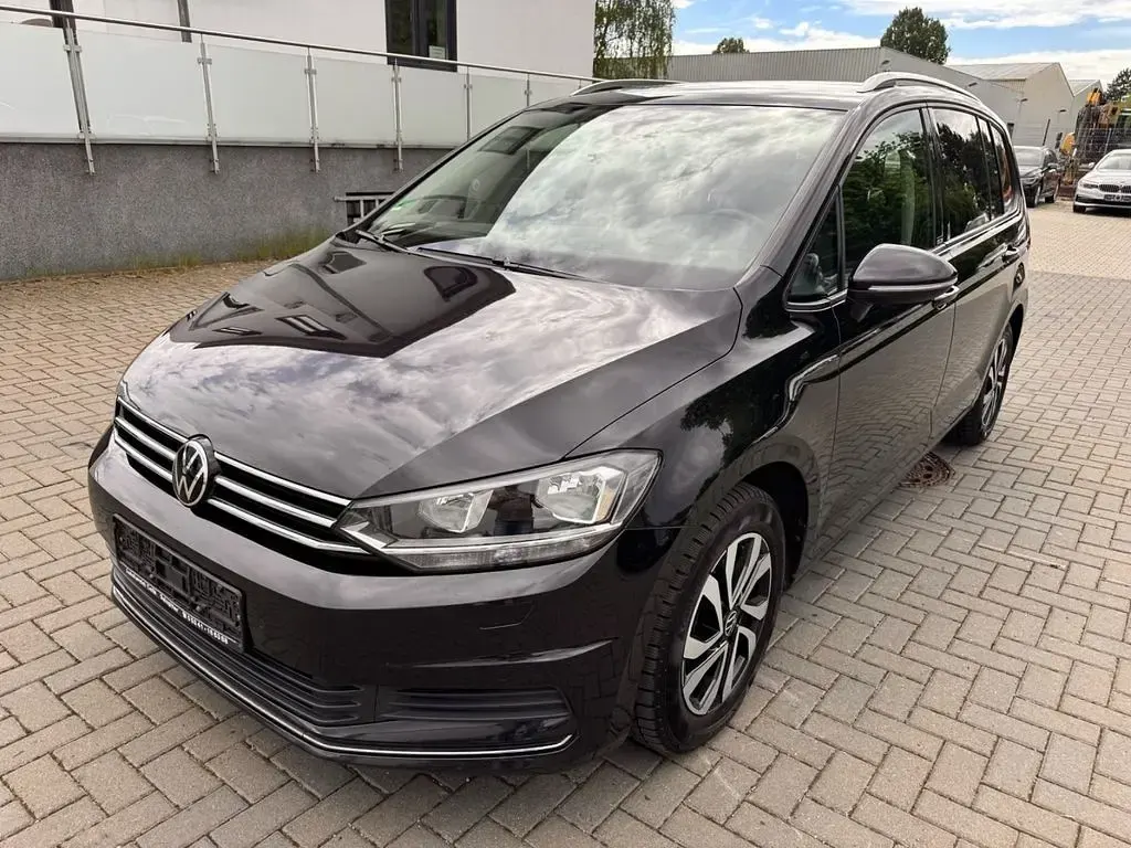 Używany VW Touran Active 150 KM (110 kW) 2022 Czarny Minivan
