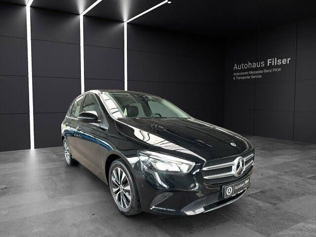 Lack kosmosschwarz Gebraucht 2021 Mercedes B220 Style Van / Kleinbus | 30.879 € (Fairer Preis) - Bild 1/4