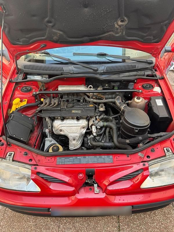 Gebraucht Renault Mégane 102 PS (75 kW) 1996 Rot Limousine