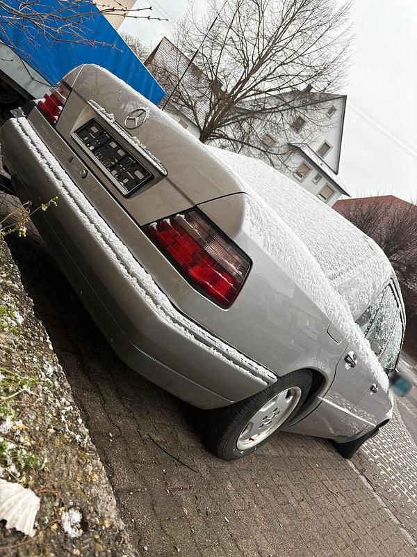 Gebraucht Mercedes 220 150 PS (110 kW) 1995 Silber Limousine