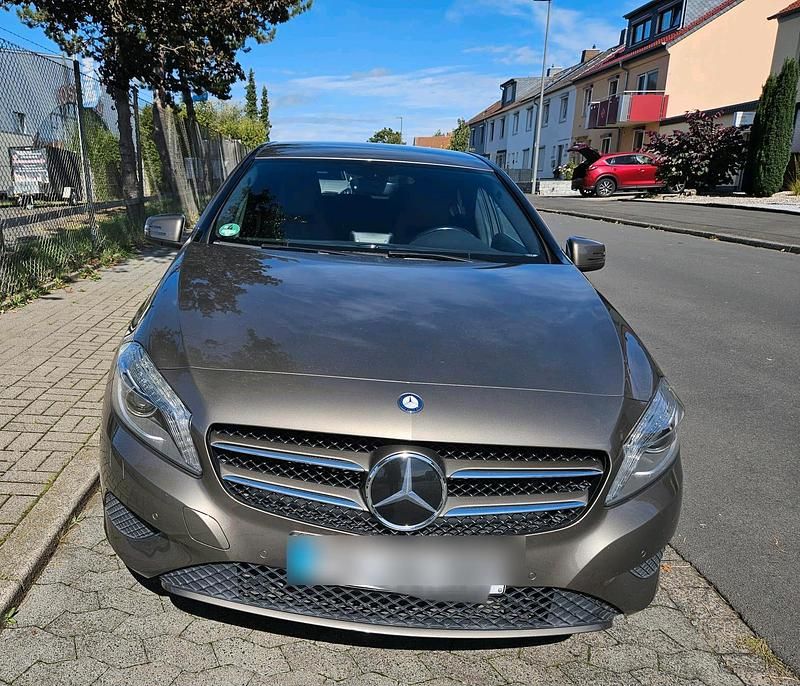 Braun Gebraucht 2014 Mercedes A180 Kleinwagen | 11.000 € (Guter Preis) - Bild 1/4