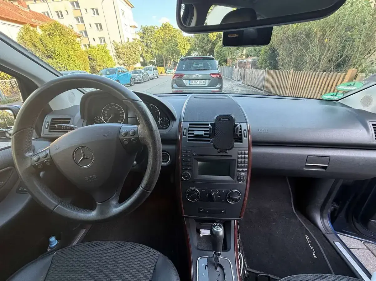 Gebraucht Mercedes A180 Elegance 116 PS (85 kW) 2011 Blau Kleinwagen