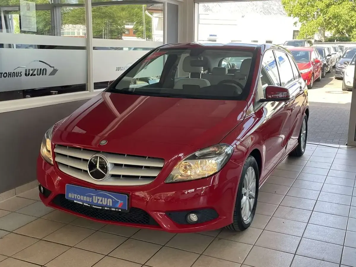 Gebraucht Mercedes B180 122 PS (89 kW) 2014 Rot Kleinwagen
