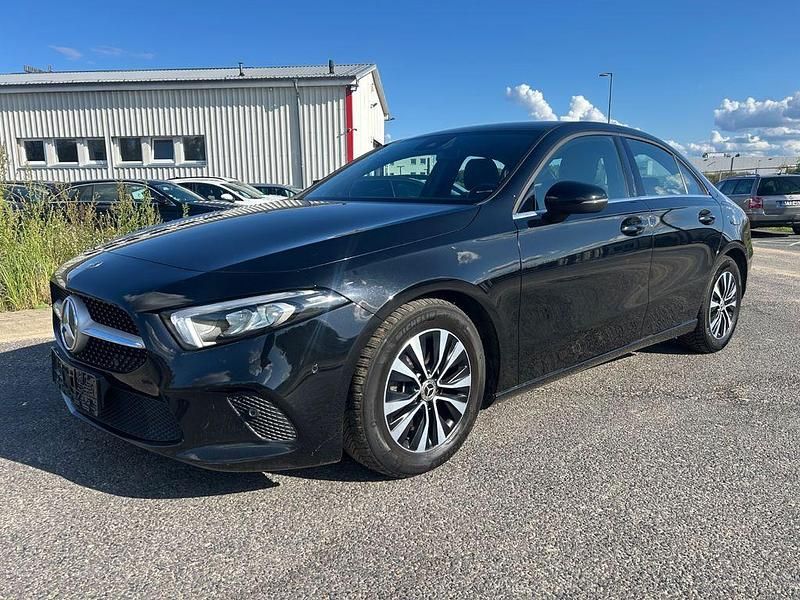 Schwarz Gebraucht 2020 Mercedes A180 Limousine | 19.600 € (Fairer Preis) - Bild 1/4
