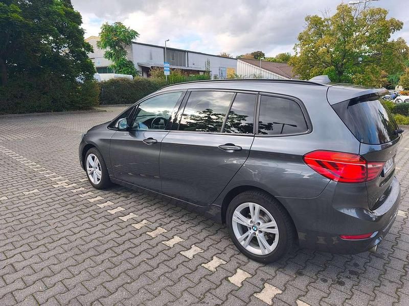 Grau Gebraucht 2018 BMW 220 Gran Tourer Van / Kleinbus | 18.800 € (Fairer Preis) - Bild 1/4
