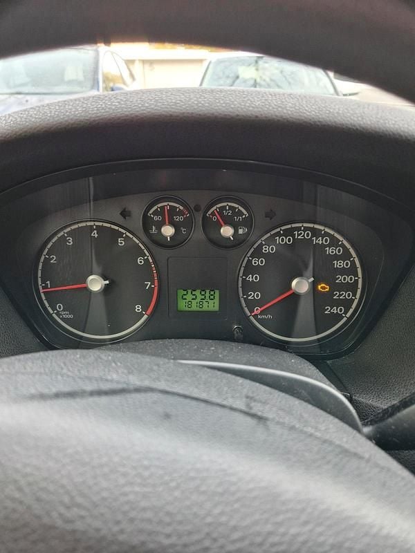 Grau Gebraucht 2006 Ford Focus Kombi | 450 € (Superpreis) - Bild 1/4