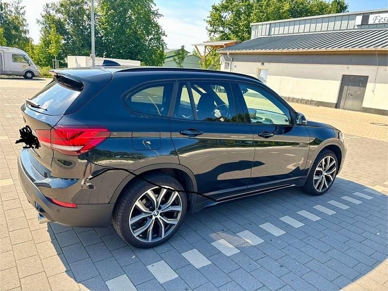 Schwarz Gebraucht 2020 BMW X1 Sport Line SUV | 20.900 € (Superpreis) - Bild 1/4